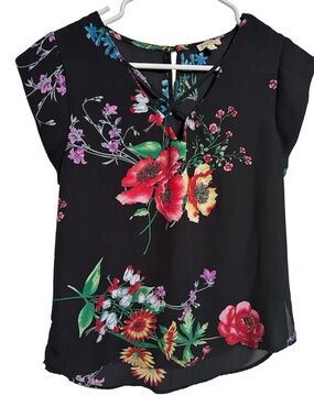 Womens Black Floral V-Neck Cap Sleeve Top